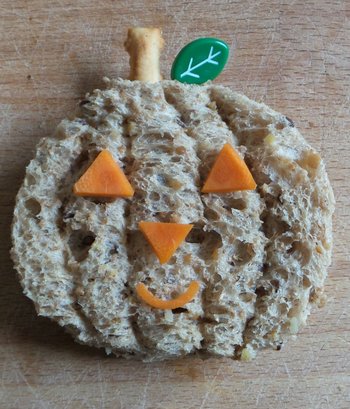 4 x Halloween broodjes met de pompoen uitsteker 4 x Halloween broodjes met de pompoen uitsteker